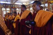 Тибетские и тайваньские монахи держат в руках чаши для подношений в начале церемонии дарования полных монашеских обетов. Дхарамсала, Индия. 10 октября 2017 г. Фото: дост. Тензин Джампель