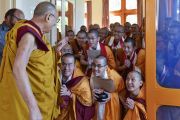 Монахи почтительно провожают Его Святейшество Далай-ламу, покидающего зал собраний по завершении церемонии дарования полных монашеских обетов. Дхарамсала, Индия. 10 октября 2017 г. Фото: дост. Тензин Джампель
