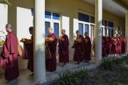 Тибетские и тайваньские монахи прибывают в зал собраний резиденции Его Святейшества Далай-ламы на церемонию дарования полных монашеских обетов. Дхарамсала, Индия. 10 октября 2017 г. Фото: дост. Тензин Джампель
