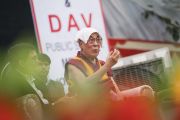 Его Святейшество Далай-лама отвечает на вопросы в ходе церемонии запуска учебной программы преподавания светской этики, организованной в англо-ведической школе им. Даянанда. Мератх, штат Уттар-Прадеш, Индия. 16 октября 2017 г. Фото: Тензин Чойджор (офис ЕСДЛ)