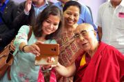После выступления на международной конференции «Мир и гармония» Его Святейшество Далай-лама фотографируется со своими почитателями. Импхал, штат Манипур, Индия. 18 октября 2017 г. Фото: Лобсанг Церинг