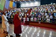 Поднявшись на сцену конференц-центра Импхала, Его Святейшество Далай-лама приветствует участников международной конференции «Мир и гармония». Импхал, штат Манипур, Индия. 18 октября 2017 г. Фото: Лобсанг Церинг