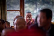 Юный монах заглядывает в окно в надежде рассмотреть Его Святейшество Далай-ламу, прибывшего в зал собраний новой школы монастыря Намгьял. Дхарамсала, Индия. 2 ноября 2017 г. Фото: Тензин Чойджор (офис ЕСДЛ)
