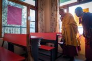 Его Святейшество Далай-лама осматривает классные комнаты в новой школе монастыря Намгьял. Дхарамсала, Индия. 2 ноября 2017 г. Фото: Тензин Чойджор (офис ЕСДЛ)