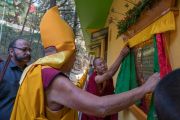 Его Святейшество Далай-лама торжественно открывает памятную табличку в новой школе монастыря Намгьял. Дхарамсала, Индия. 2 ноября 2017 г. Фото: Тензин Чойджор (офис ЕСДЛ)