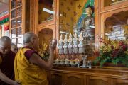 Его Святейшество Далай-лама молится у статуи Будды в зале собраний новой школы монастыря Намгьял. Дхарамсала, Индия. 2 ноября 2017 г. Фото: Тензин Чойджор (офис ЕСДЛ)