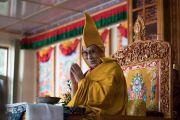 Его Святейшество Далай-лама улыбается собравшимся, читая вступительные строфы во время торжественного открытия новой школы монастыря Намгьял. Дхарамсала, Индия. 2 ноября 2017 г. Фото: Тензин Чойджор (офис ЕСДЛ)