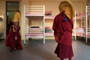 Юные монахи готовятся к прибытию Его Святейшества Далай-ламы в новую школу монастыря Намгьял. Дхарамсала, Индия. 2 ноября 2017 г. Фото: Тензин Чойджор (офис ЕСДЛ)