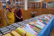 Его Святейшество Далай-лама знакомится с коллекцией книг в библиотеке новой школы монастыря Намгьял. Дхарамсала, Индия. 2 ноября 2017 г. Фото: Тензин Чойджор (офис ЕСДЛ)