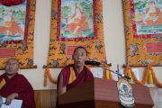 Один из старших монахов выступает с обращением в ходе торжественного открытия новой школы монастыря Намгьял. Дхарамсала, Индия. 2 ноября 2017 г. Фото: Тензин Чойджор (офис ЕСДЛ)