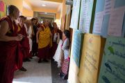 Его Святейшество Далай-лама рассматривает образцы тибетской письменности, подготовленные учениками в новой школе монастыря Намгьял. Дхарамсала, Индия. 2 ноября 2017 г. Фото: Тензин Чойджор (офис ЕСДЛ)