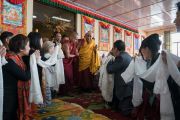 Его Святейшество Далай-лама прибывает в зал собраний, чтобы принять участие в церемонии открытия новой школы монастыря Намгьял. Дхарамсала, Индия. 2 ноября 2017 г. Фото: Тензин Чойджор (офис ЕСДЛ)