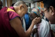 Дээрхийн Гэгээнтэн Далай Лам АНУ-ын Энх тайвны инситутын залуу манлайлагч нарыг өөрийн өргөөндөө хүлээн авч байгаа нь. Энэтхэг, ХП, Дарамсала. 2017.11.06. Гэрэл зургийг Тэнзин Чойжор (ДЛО)