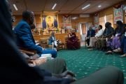 Его Святейшество Далай-лама отвечает на вопросы участников программы обмена «Юные лидеры» Института мира США в ходе встречи, организованной в зале собраний его резиденции. Дхарамсала, Индия. 6 ноября 2017 г. Фото: Тензин Чойджор (офис ЕСДЛ)