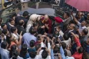 Его Святейшество Далай-лама дает краткое интервью журналистам перед отъездом из публичной школы Сальвана. Нью-Дели, Индия. 18 ноября 2017 г. Фото: Тензин Чойджор (офис ЕСДЛ)