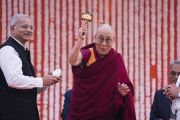 Его Святейшество Далай-лама вращает молитвенный барабан, преподнесенный ему в дар перед началом лекции в публичной школе Сальвана. Нью-Дели, Индия. 18 ноября 2017 г. Фото: Тензин Чойджор (офис ЕСДЛ)