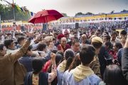 Его Святейшество Далай-лама идет через толпу своих почитателей по завершении лекции в публичной школе Сальвана. Нью-Дели, Индия. 18 ноября 2017 г. Фото: Тензин Чойджор (офис ЕСДЛ)