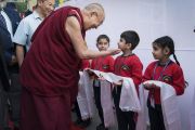 Его Святейшество Далай-лама приветствует юных учеников по прибытии в публичную школу Сальвана. Нью-Дели, Индия. 18 ноября 2017 г. Фото: Тензин Чойджор (офис ЕСДЛ)