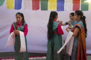 Ученицы публичной школы Сальвана ожидают прибытия Его Святейшества Далай-ламы. Нью-Дели, Индия. 18 ноября 2017 г. Фото: Тензин Чойджор (офис ЕСДЛ)