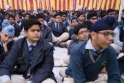 Ученики публичной школы Сальвана слушают наставления Его Святейшества Далай-ламы. Нью-Дели, Индия. 18 ноября 2017 г. Фото: Тензин Чойджор (офис ЕСДЛ)