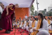 Его Святейшество Далай-лама благодарит учеников, выступавших во время его лекции в публичной школе Сальвана. Нью-Дели, Индия. 18 ноября 2017 г. Фото: Тензин Чойджор (офис ЕСДЛ)