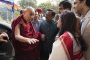 Сотрудники благотворительного фонда «Улыбка» встречают Его Святейшество Далай-ламу по прибытии в конференц-центр Национального объединенного союза Индии. Нью-Дели, Индия. 19 ноября 2017 г. Фото: Тензин Чойджор (офис ЕСДЛ)
