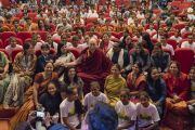 По завершении лекции Его Святейшество Далай-лама фотографируется со школьниками, получающими помощь благотворительного фонда «Улыбка». Нью-Дели, Индия. 19 ноября 2017 г. Фото: Тензин Чойджор (офис ЕСДЛ)