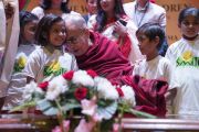 Поднявшись на сцену конференц-центра Национального объединенного союза Индии, Его Святейшество Далай-лама общается с детьми, получающими помощь благотворительного фонда «Улыбка». Нью-Дели, Индия. 19 ноября 2017 г. Фото: Тензин Чойджор (офис ЕСДЛ)