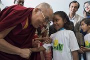 По прибытии в конференц-центр Национального объединенного союза Индии Его Святейшество Далай-лама приветствует девочку, получающую помощь благотворительного фонда «Улыбка». Нью-Дели, Индия. 19 ноября 2017 г. Фото: Тензин Чойджор (офис ЕСДЛ)