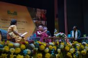 Его Святейшество Далай-лама отвечает на вопросы слушателей во время лекции о глобальной ответственности и сострадании, организованной по просьбе благотворительного фонда «Улыбка». Нью-Дели, Индия. 19 ноября 2017 г. Фото: Тензин Чойджор (офис ЕСДЛ)