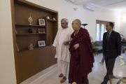 Главный министр штата Орисса Навин Патнаик показывает Его Святейшеству Далай-ламе свою резиденцию. Бхубанешвар, штат Орисса, Индия. 20 ноября 2017 г. Фото: Тензин Чойджор (офис ЕСДЛ)