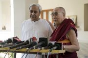 Его Святейшество Далай-лама и главный министр штата Орисса Навин Патнаик во время пресс-конференции. Бхубанешвар, штат Орисса, Индия. 20 ноября 2017 г. Фото: Тензин Чойджор (офис ЕСДЛ)