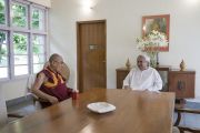 Его Святейшество Далай-лама беседует с главным министром штата Орисса Навином Патнаиком. Бхубанешвар, штат Орисса, Индия. 20 ноября 2017 г. Фото: Тензин Чойджор (офис ЕСДЛ)