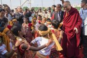 Дети в традиционных одеяниях танцуют, приветствуя Его Святейшество Далай-ламу, прибывшего на церемонию вручения 10-й награды Института социологии «Калинга» в области гуманитарной деятельности. Бхубанешвар, штат Орисса, Индия. 21 ноября 2017 г. Фото: Тензин Чойджор (офис ЕСДЛ)