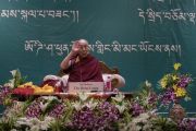 Его Святейшество Далай-лама машет рукой на прощание по завершении встречи с 1600 тибетцами из поселения Пхунцоклинг. Бхубанешвар, штат Орисса, Индия. 21 ноября 2017 г. Фото: Тензин Чойджор (офис ЕСДЛ)