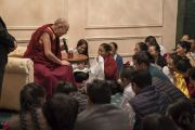 Его Святейшество Далай-лама дарует наставления тибетцам из местного тибетского сообщества. Калькутта, штат Западная Бенгалия, Индия. 23 ноября 2017 г. Фото: Тензин Чойджор (офис ЕСДЛ)