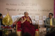 Его Святейшество Далай-лама приветствует членов и гостей Индийской торговой палаты. Калькутта, штат Западная Бенгалия, Индия. 23 ноября 2017 г. Фото: Тензин Чойджор (офис ЕСДЛ)