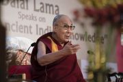 Его Святейшество Далай-лама отвечает на вопросы в ходе лекции, организованной по просьбе Индийской торговой палаты. Калькутта, штат Западная Бенгалия, Индия. 23 ноября 2017 г. Фото: Тензин Чойджор (офис ЕСДЛ)