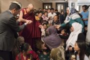 Его Святейшество Далай-лама подходит ближе, чтобы поприветствовать тибетцев-мусульман во время встречи с членами местного тибетского сообщества. Калькутта, штат Западная Бенгалия, Индия. 23 ноября 2017 г. Фото: Тензин Чойджор (офис ЕСДЛ)