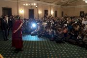 Его Святейшество Далай-лама приветствует журналистов перед началом лекции о возрождении древней индийской мудрости, организованной по просьбе Индийской торговой палаты. Калькутта, штат Западная Бенгалия, Индия. 23 ноября 2017 г. Фото: Тензин Чойджор (офис ЕСДЛ)