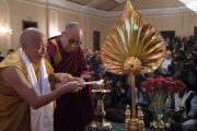 Его Святейшество Далай-лама помогает зажечь традиционный светильник перед началом лекции о возрождении древней индийской мудрости, организованной по просьбе Индийской торговой палаты. Калькутта, штат Западная Бенгалия, Индия. 23 ноября 2017 г. Фото: Тензин Чойджор (офис ЕСДЛ)