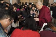 По завершении встречи с членами местного тибетского сообщества Его Святейшество Далай-лама дает наставления студентам. Калькутта, штат Западная Бенгалия, Индия. 23 ноября 2017 г. Фото: Тензин Чойджор (офис ЕСДЛ)