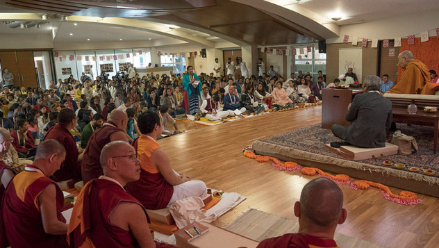 В Мумбаи Далай-лама прочел лекцию по просьбе общества «Видьялоке»