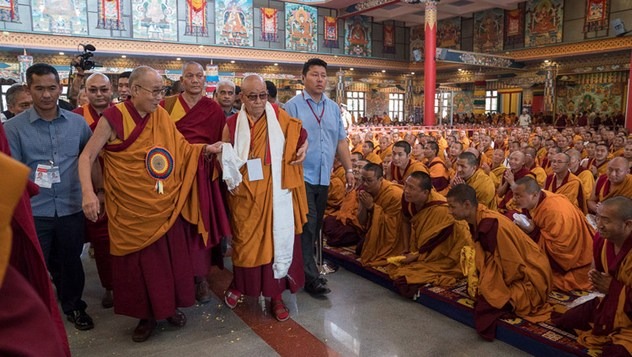 Далай-лама посетил монастырь Ташилунпо и принял участие в церемонии вручения дипломов в монастыре Намдролинг