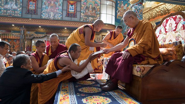 Далай-лама посетил монастырь Ташилунпо и принял участие в церемонии вручения дипломов в монастыре Намдролинг