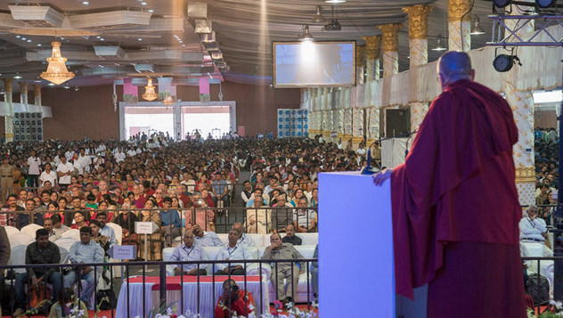 Далай-лама посетил празднование серебряного юбилея старшей школы «Сешадрипурам»