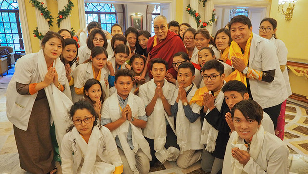 Далай-лама посетил празднование серебряного юбилея старшей школы «Сешадрипурам»