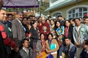 По завершении лекции в Правительственном колледже Его Святейшество Далай-лама фотографируется с коллективом колледжа. Дхарамсала, Индия. 5 декабря 2017 г. Фото: дост. Тензин Джампель.