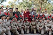 Его Святейшество Далай-лама фотографируется с воспитанниками Национального кадетского корпуса по прибытии в Правительственный колледж. Дхарамсала, Индия. 5 декабря 2017 г. Фото: дост. Тензин Джампель.