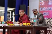 Его Святейшество Далай-лама и ректор Сунил К. Мехта во время ежегодной церемонии вручения наград Правительственного колледжа. Дхарамсала, Индия. 5 декабря 2017 г. Фото: дост. Тензин Джампель.